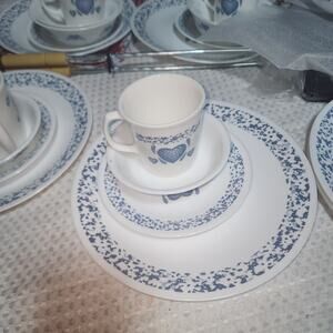 (C) CORNING EUC  BLUE HEARTS 4 PC DINNER SITTING SET
